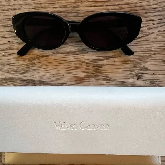 velvet canyon la plage Chic Black Oval Sunglasses - Picture 6 of 7